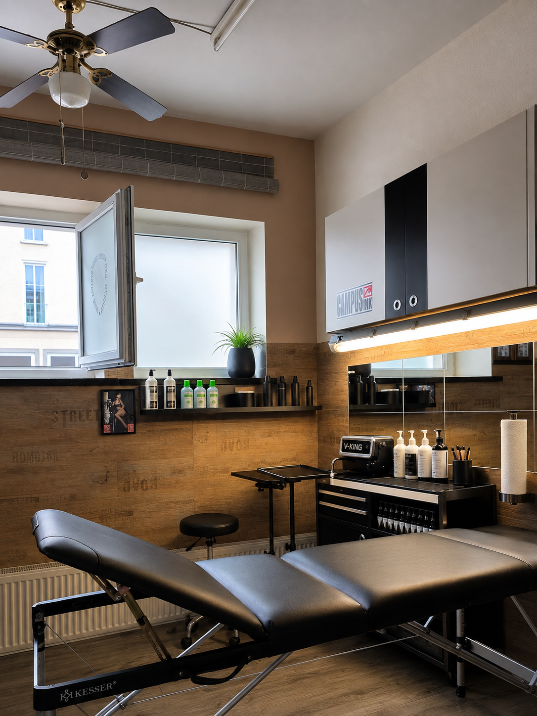 Behandlungsraum von Campus Ink in Chemnitz mit Tattoo-Liege und Arbeitsplatz